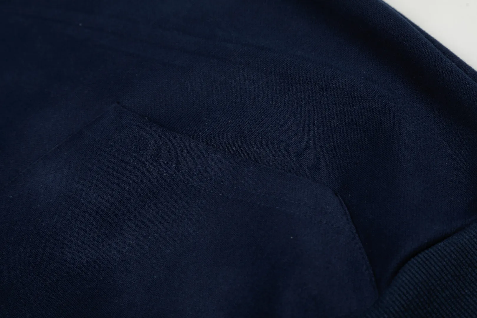 P300 Top Quality" Style Number: 8103# [Ralph Lauren 20th Anniversary Badge Embroidered Deconstructed Autumn and Winter Hooded Sweatshirt] ✅Ralph Lauren Anniversary Autumn and Winter Plush Hooded Sweatshirt for Men and Women ✅380g 100% pure cotton heavy-grabbed cloud velvet ✅Three-layer hidden partial placket Reactive dyeing D65 raw cotton double herringbone belt Wide and narrow partitions ✅Single color single version High-precision embroidery Same as original order ✅Simple upper body, easy to match, ootd must-have, versatile, recommended for couples to wear when traveling ~ Size: S-XL Color: White Navy